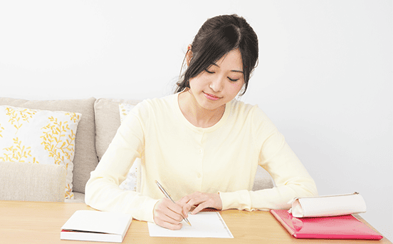 毎週の授業の受講と宿題に取り組む